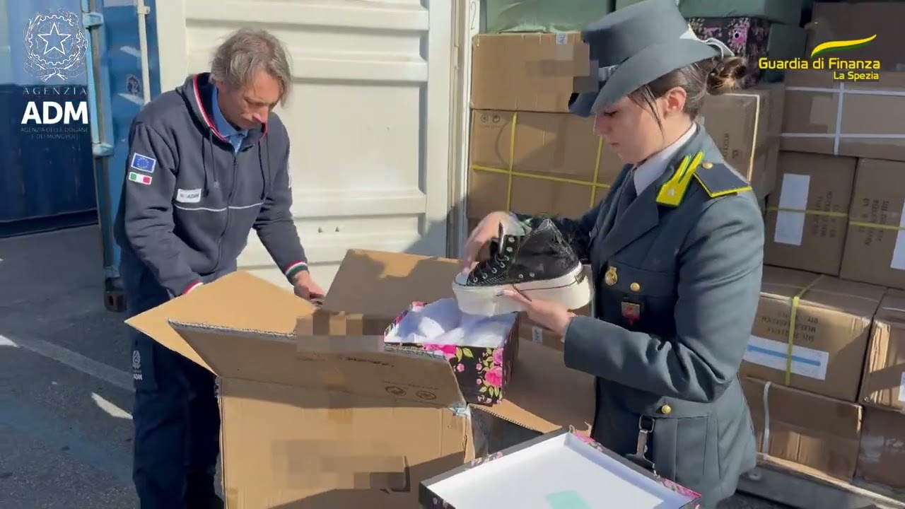Ottomila paia di scarpe contraffatte sequestrate nel Porto della Spezia