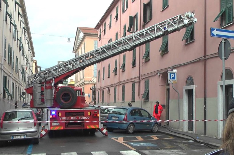 Incendio in uno stabile di Via Napoli