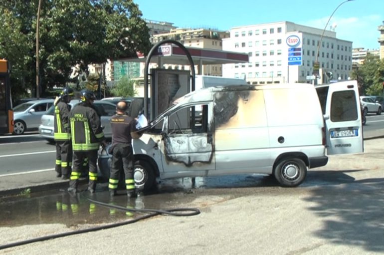 A fuoco un furgone in Viale Italia alla Spezia