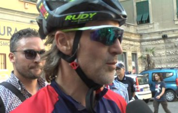 Davide Nicola da Crotone a Torino in bici fa tappa a Spezia