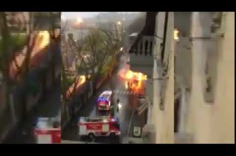 Autobus Atc a fuoco in viale San Bartolomeo