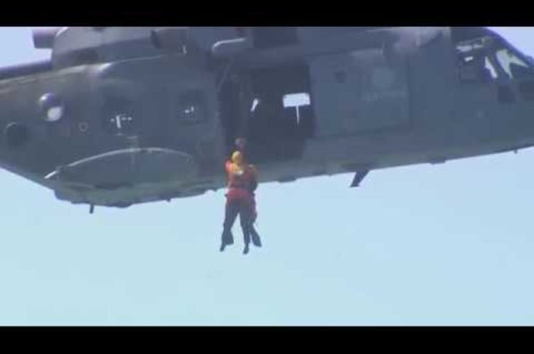Marinella, esercitazione di soccorso in mare con gli elicotteri di Maristastaeli
