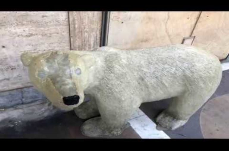 Villaggio di Babbo Natale ai giardini, danneggiato l’orso polare